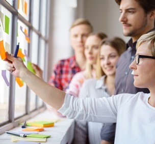 Innovationsteam beim Brainstormen